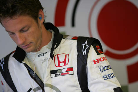 Jenson Button var en overgang på position idag - til stor glæde for de mange engelske tilskuere.